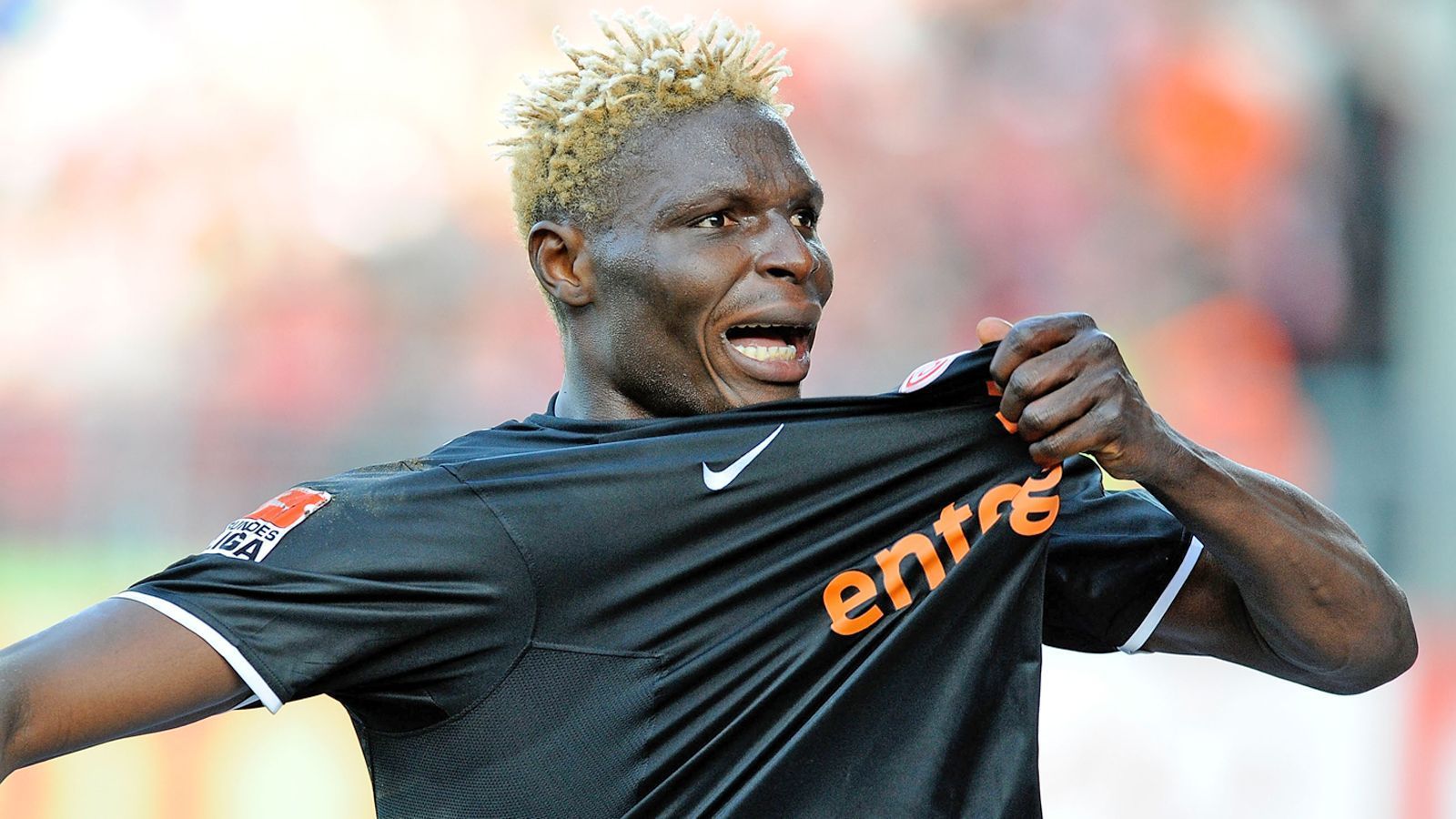 
                <strong>Aristide Bance (1. FSV Mainz 05)</strong><br>
                Es kommt wohl nicht in vielen Top-Elfs (-Elfen?) zur Bundesliga vor, dass das Sturm-Duo von Hannover 96 und dem 1. FSV Mainz 05 gebildet wird. Aber, wie schon Stajner, hat auch Aristide Bance diese Nominierung natürlich absolut verdient. Allein - und ehrlich gesagt: vor allem - wegen seiner grandiosen, unnachahmlichen Kampf-Frisur.
              