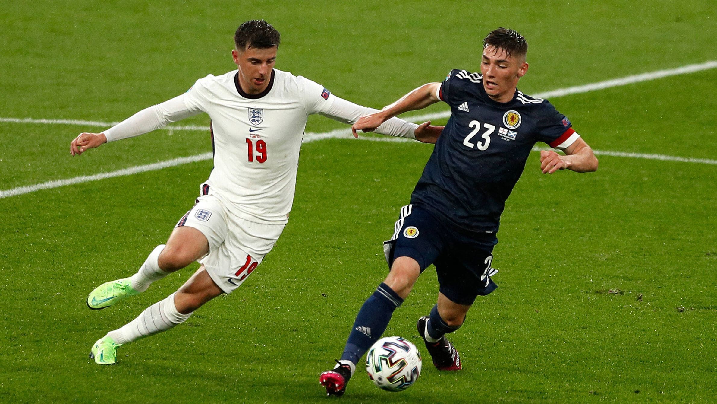 
                <strong>Mason Mount</strong><br>
                In einer durchwachsenen englischen Offensive ist Mount noch der auffälligste Akteur. Zieht anfangs einige Fouls und hat in der 13. Minute nach einem guten Antritt die Chance auf die Führung. Scheut aber keinen Zweikampf und hat mit drei Torschüssen die meisten Abschlüsse aller Engländer. ran-Note: 3
              