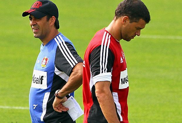 
                <strong>Machtkampf zwischen Robin Dutt und Michael Ballack</strong><br>
                Dass es Robin Dutt als Trainer bei Leverkusen nicht schafft, liegt auch an Ballack. Nach seiner Rückkehr zur Werkself setzt ihn Dutt regelmäßig auf die Bank: "Es muss eine Ehre sein, bei Bayer auf der Bank zu sitzen." Diese Aussage ist der Anfang vom Ende für Dutt ...
              