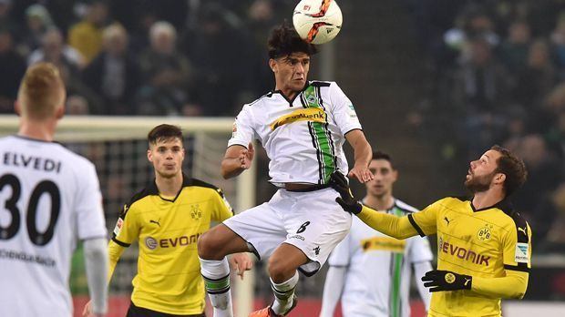 
                <strong>Mahmoud Dahoud</strong><br>
                Mahmoud Dahoud: Am jungen Gladbacher lief das Spiel weitestgehend vorbei. Es war Dahoud anzumerken, dass ihm sein etatmäßiger Partner im defensiven Mittelfeld der Borussia, Granit Xhaka, fehlte. An ihm orientiert er sich, an ihm baut er sich auf. Das Zusammenspiel mit Nordtveit hingegen funktionierte überhaupt nicht. ran-Note: 5
              