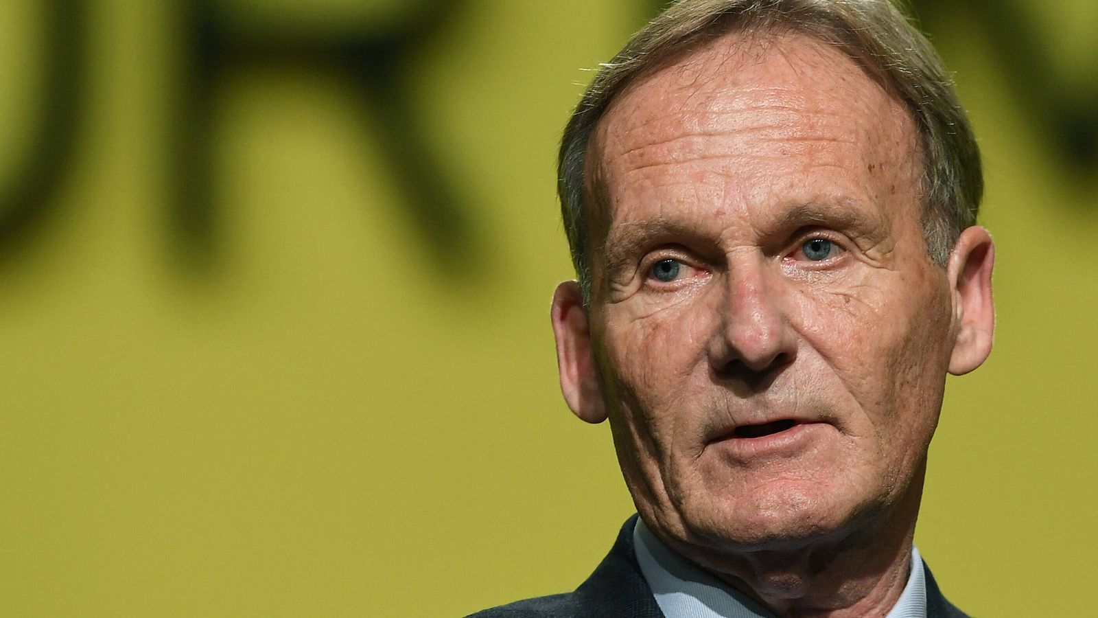 
                <strong>Hans-Joachim Watzke</strong><br>
                Der DFB-Vizepräsident und DFL-Aufsichtsratsvorsitzende Hans-Joachim Watzke hat Oliver Bierhoff für dessen jahrelangen Einsatz gedankt. "Oliver Bierhoff hat sich in den 18 Jahren seines Wirkens erhebliche Verdienste um den deutschen Fußball erworben", sagte der Geschäftsführer von Borussia Dortmund dem SID am Montagabend. Ihm gebührten "Respekt, Anerkennung und Dank", sagte Watzke.
              