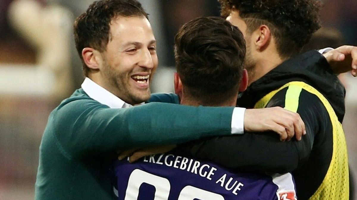 Tedesco (l.) und Aue gewinnen gegen Würzburg 3:1