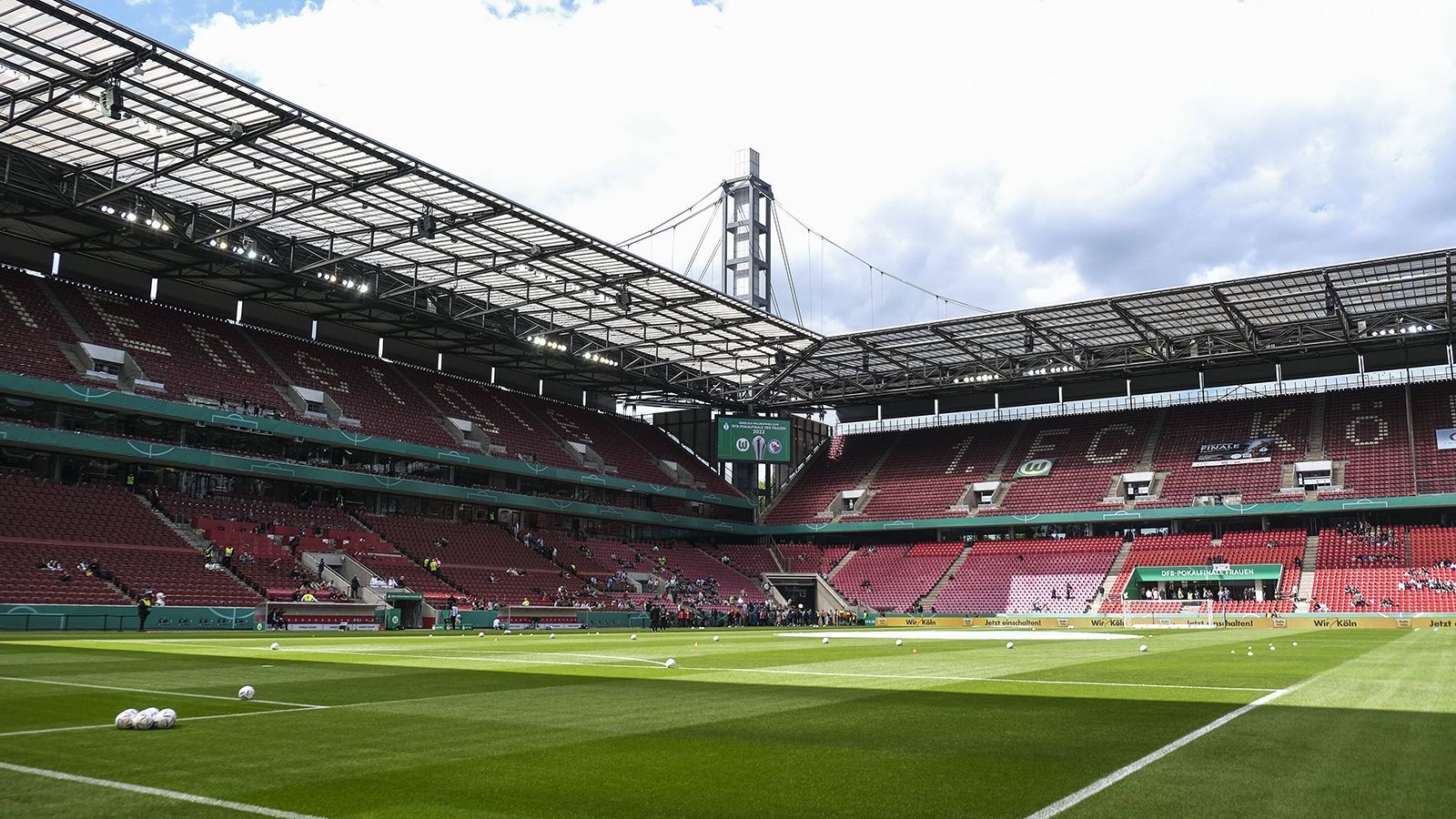 
                <strong>Cologne Stadium</strong><br>
                Das "RheinEnergieSTADION" wird bei der Europameisterschaft 2024 zum "Cologne Stadium". Der Kölner Energieversorger Rheinenergie ist zwar bereits seit 2004 Namensgeber des Stadions, wie viele andere Sponsoren besitzt es allerdings keine Partnerschaft mit der UEFA.
              