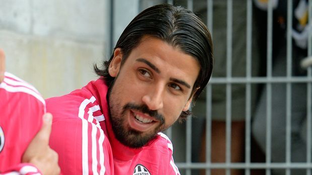 
                <strong>Sami Khedira (Juventus-Turin)</strong><br>
                Platz 5: Sami Khedira - Der deutsche Weltmeister wurde im Sommer 2015 ablösefrei von Real Madrid verpflichtet und offenbar auch mit einem stattlichen Jahresgehalt in die Serie A gelockt. Bei Serienmeister Juventus Turin soll der Nationalspieler vier Millionen Euro pro Jahr kassieren - jedes Jahr bis Vertragsende 2019.
              