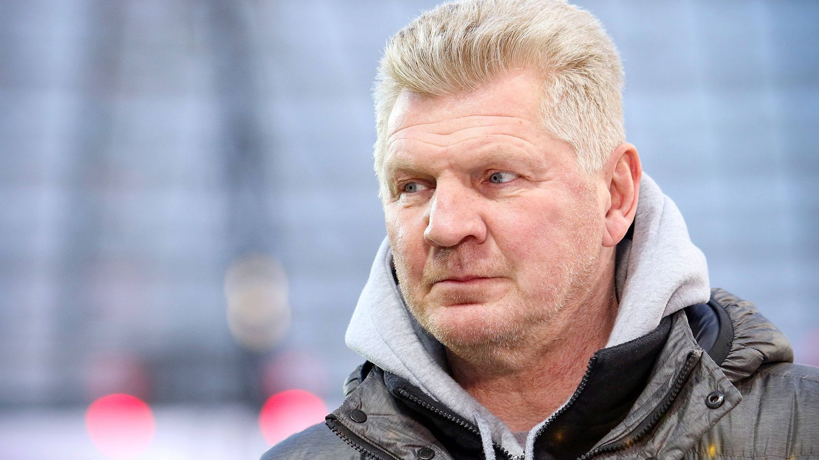 
                <strong>Stefan Effenberg (Ex-Nationalspieler und Ex-Bayern-Kapitän bei t-online)</strong><br>
                "Ob für den FC Bayern, den deutschen Fußball oder den Weltfußball: Mit Gerd Müller ist ein ganz Großer gegangen. Es ist schwer, Worte zu finden. Für mich persönlich war es immer eine riesige Ehre, mich beim FC Bayern mit ihm austauschen zu dürfen. Er war auch menschlich und einfach in jeder Hinsicht ein ganz, ganz Großer."
              