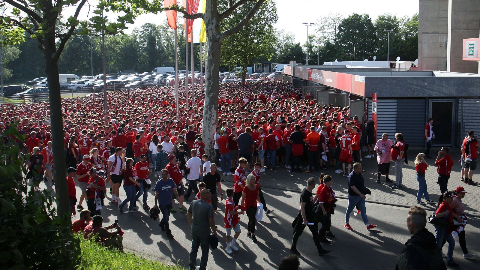 
                <strong>Ausverkauftes Haus in Kaiserslautern</strong><br>
                Um die Basis für die Rückkehr in die 2. Bundesliga zu legen, machten die Lauterer Fans mobil. Die Folge: Das Stadion am Betzenberg war gegen Dresden natürlich ausverkauft und die Fans verwandelten die WM-Arena von 2006 in einen wahren Hexenkessel. 
              