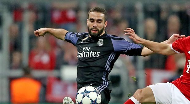 
                <strong>Daniel Carvajal (Real Madrid)</strong><br>
                Seine erste auffällige Szene endet schmerzhaft, als er an Vidal regelrecht zerschellt und sich auf dem Boden krümmt. Erst gegen Ende der ersten Hälfte traut sich der Ex-Leverkusener ernste Offensivvorstöße zu. Dass der Schiri auf den Elfmeterpunkt zeigt, als ihm der Ball nach einem Ribery-Schuss an die Brust prallt, ist schlicht Pech. Die zweite Hälfte beginnt er mit der mustergültigen Flanke auf CR7. ran-Note: 3
              