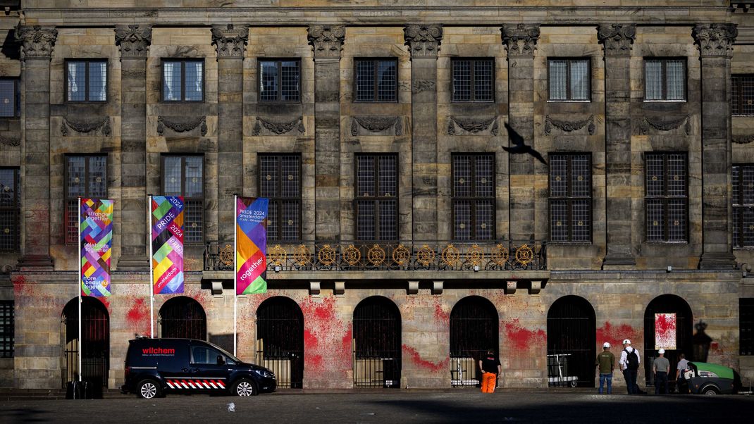 Der Königspalast am Dam-Platz ist mit roter Farbe beschmiert. Es handele sich um eine Aktion von Sympathisanten des palästinensischen Volkes.