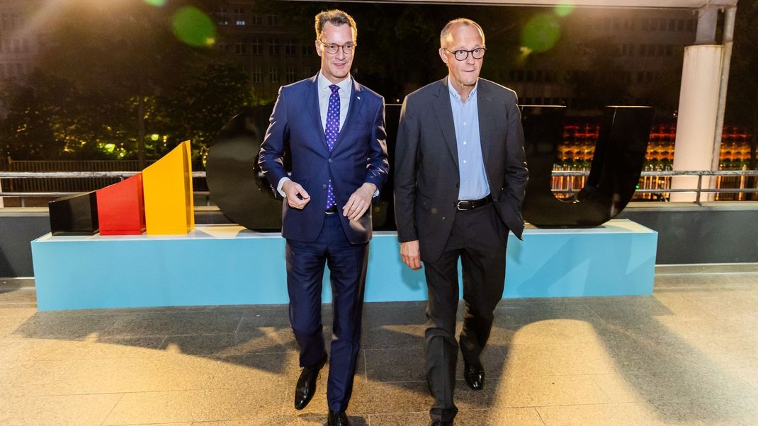 Friedrich Merz, CDU-Bundesvorsitzender (r.) , wird von Hendrik Wüst (CDU), Ministerpräsident von Nordrhein-Westfalen, beim NRW-Delegiertenabend am Hotel Estrel in Berlin empfangen.