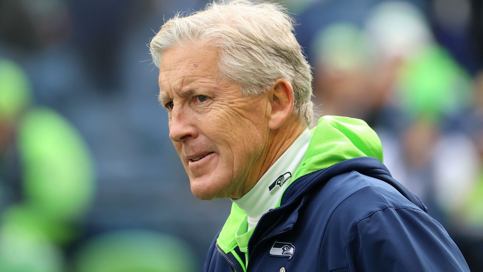 
                <strong>Verlierer: Pete Carroll (Seattle Seahawks)</strong><br>
                Es ist eine schwierige Saison für die eigentlich erfolgsverwöhnten Seattle Seahawks. Mit einer Bilanz von 3-7 stehen die Seahawks gemeinsam mit den Detroit Lions und den Chicago Bears am Ende der NFC. Coach Pete Carroll scheint auch am Ende mit seinem Latein. Seine Defense hatte beim 13:23 gegen die Arizona Cardinals keine Antwort für Backup Quarterback Colt McCoy und seine Offense fand keine Lösung gegen eine junge und ebenfalls ersatzgeschwächte Defense der Cardinals. Carroll scheint es derzeit nicht zu schaffen, die richtigen Anpassungen vorzunehmen und/oder den richtigen Gameplan zusammenzustellen. Die schwerste Zeit aktuell für den 70-Jährigen bei den Seahawks.
              