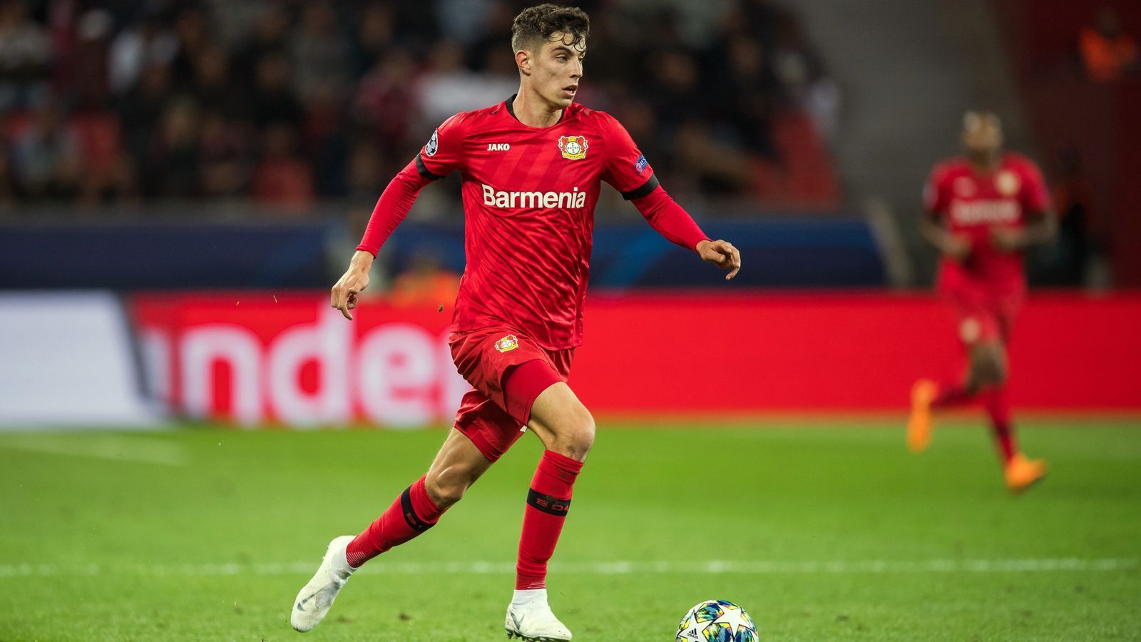 
                <strong>Kai Havertz (Bayer Leverkusen)</strong><br>
                Ähnlich wie Sancho, so wurde in den zurückliegenden Monaten auch Leverkusens Juwel Kai Havertz mit sämtlichen Topklubs Europas in Verbindung gebracht. Laut "Bild" sollen Havertz' Berater mit gleich sieben Vereinen in Gesprächen sein, darunter eben auch Chelsea. Die Ablöseforderung von Leverkusen soll bei 130 Millionen Euro liegen. Doch auch bei der Personalie Havertz verhält es sich ähnlich, wie bei Sancho - die Leverkusener wollen ihr Eigengewächs frühestens im Sommer 2020 verkaufen, nicht aber schon in der Winterpause. Somit hat Chelsea im Januar wohl keine allzu guten Chancen auf eine Havertz-Verpflichtung. 
              