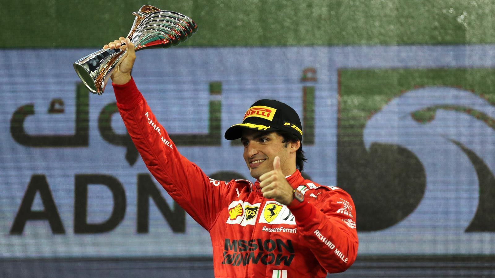 
                <strong>Carlos Sainz (Ferrari)</strong><br>
                Saison 2021: 164,5 Punkte, 5. Platz der GesamtwertungDie wohl konstanteste Saison im neuen Team fuhr Carlos Sainz. Der Spanier kam recht schnell mit seinem neuen Auto klar, konnte beim Großen Preis von Monaco einen überraschenden 2. Platz feiern. Zudem fuhr er drei Mal auf den dritten Rang. Besonders stark: Seit dem achten Rennen der Saison erreichte der 27-Jährige immer die Punkte. Folgerichtig konnte er seinen Teamkollegen Charles Leclerc schlagen, wenn auch nur knapp. Nicht viele hätten dies dem Spanier vor der Saison zugetraut.
              