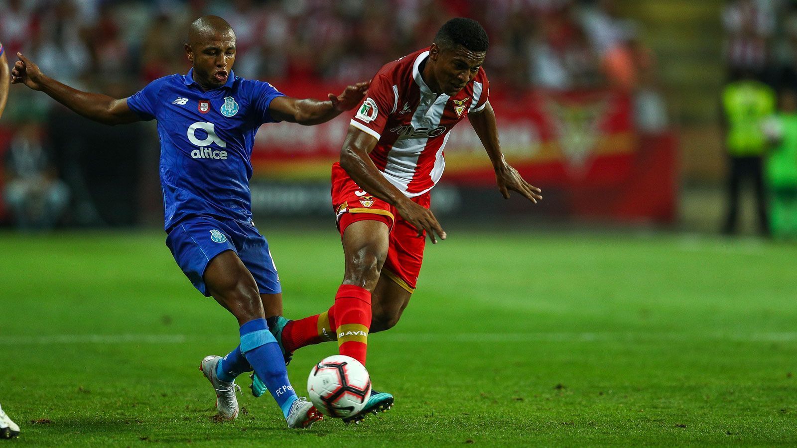 
                <strong>Yacine Brahimi (Al-Rayyan SC)</strong><br>
                Seine erfolgreichste Zeit verlebte Yacine Brahimi (li.) beim FC Porto, mit dem portugiesischen Topklub holte er 2017/18 die Meisterschaft und 2019 den portugiesischen Superpokal. Darüber hinaus wurde der algerische Flügelstürmer 2019 mit der Auswahl seines Heimatlandes Afrikameister, im selben Sommer wechselte er schließlich ablösefrei in die Wüste.
              