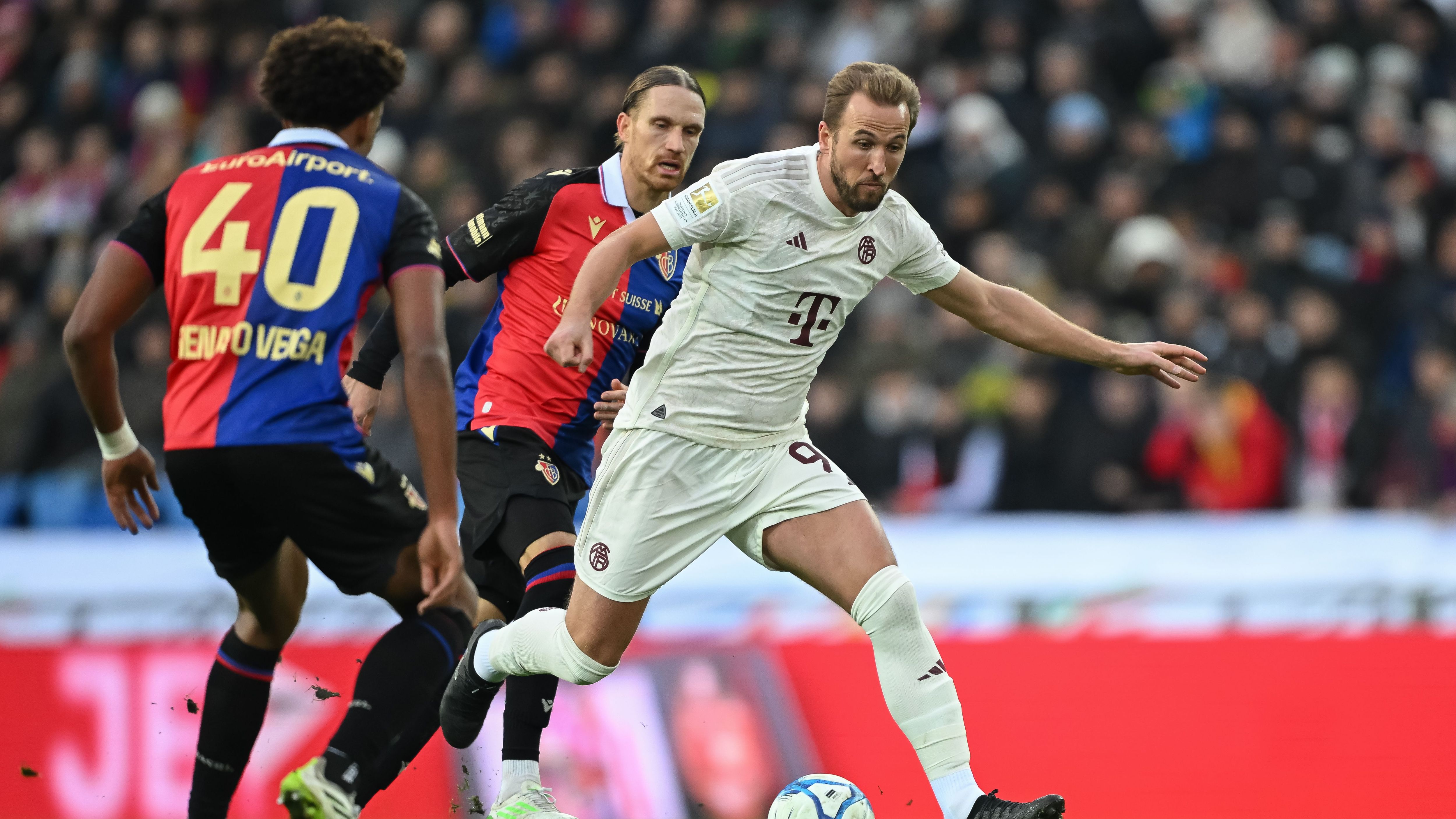 <strong>Platz 3: FC Bayern München</strong><br>Beim Titelverteidiger wartet man immer noch auf die für die Defensive erhofften Neuzugänge, die eigentlich schon im Sommer kommen sollten. Sportlich präsentierte sich der FCB vor der Winterpause besonders nach der 1:5-Klatsche in Frankfurt wieder stabil, gewann gegen Überraschungsteam Stuttgart (3:0) und in Wolfsburg (2:1). Wenig überzeugend war das 1:1 im Test in Basel.