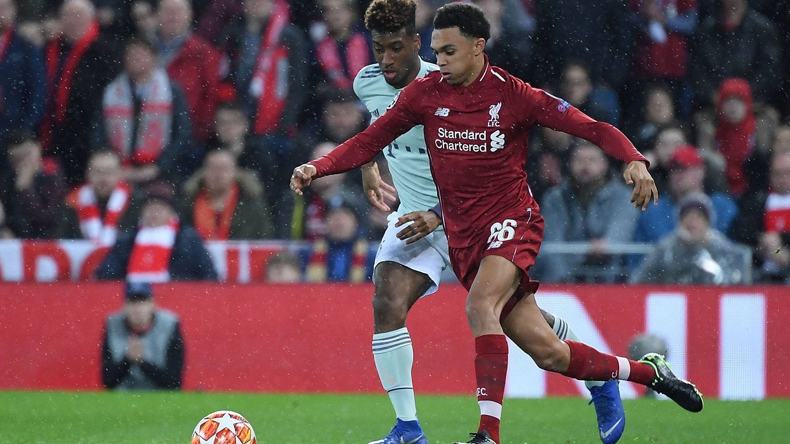 
                <strong>Trent Alexander-Arnold</strong><br>
                Macht seine Sache gut gegen Coman und sichert seine Seite deutlich besser als Robertson gegenüber. In der Offensive ist er mit seinen 20 Jahren verantwortlich für jeden Freistoß. Defensiv ist er in der zweiten Halbzeit kaum gefordert. ran-Note: 3
              