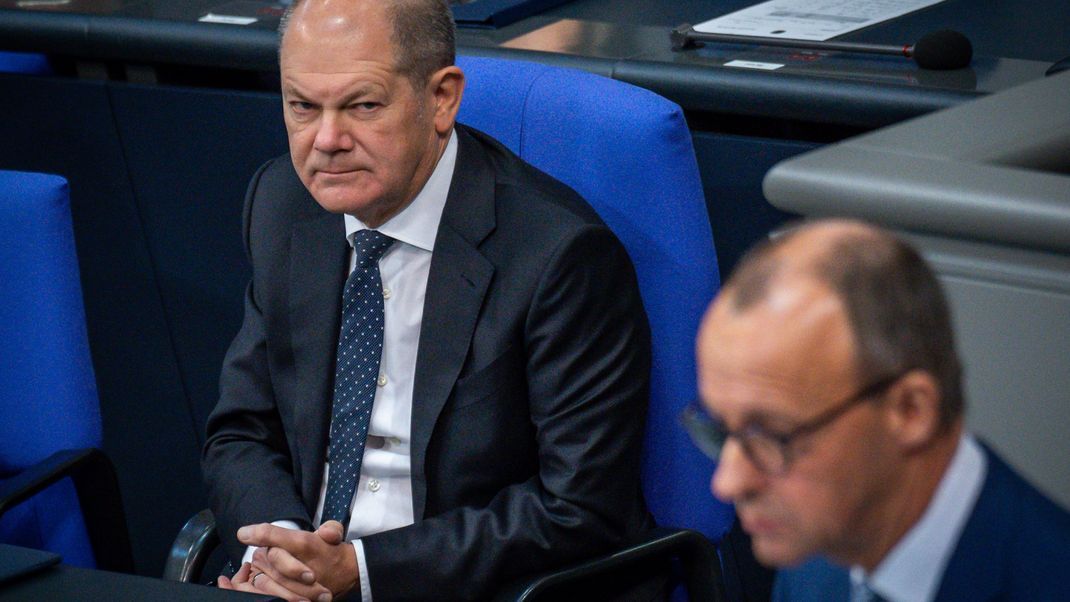 Bundeskanzler Olaf Scholz beobachtet Friedrich Merz im Bundestag. In der Generaldebatte ging es zur Sache.