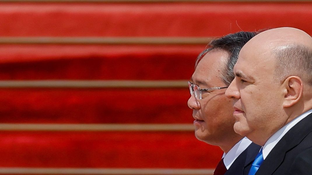 Michail Mischustin mit Chinas Premier Li Qiang im Mai in Peking.