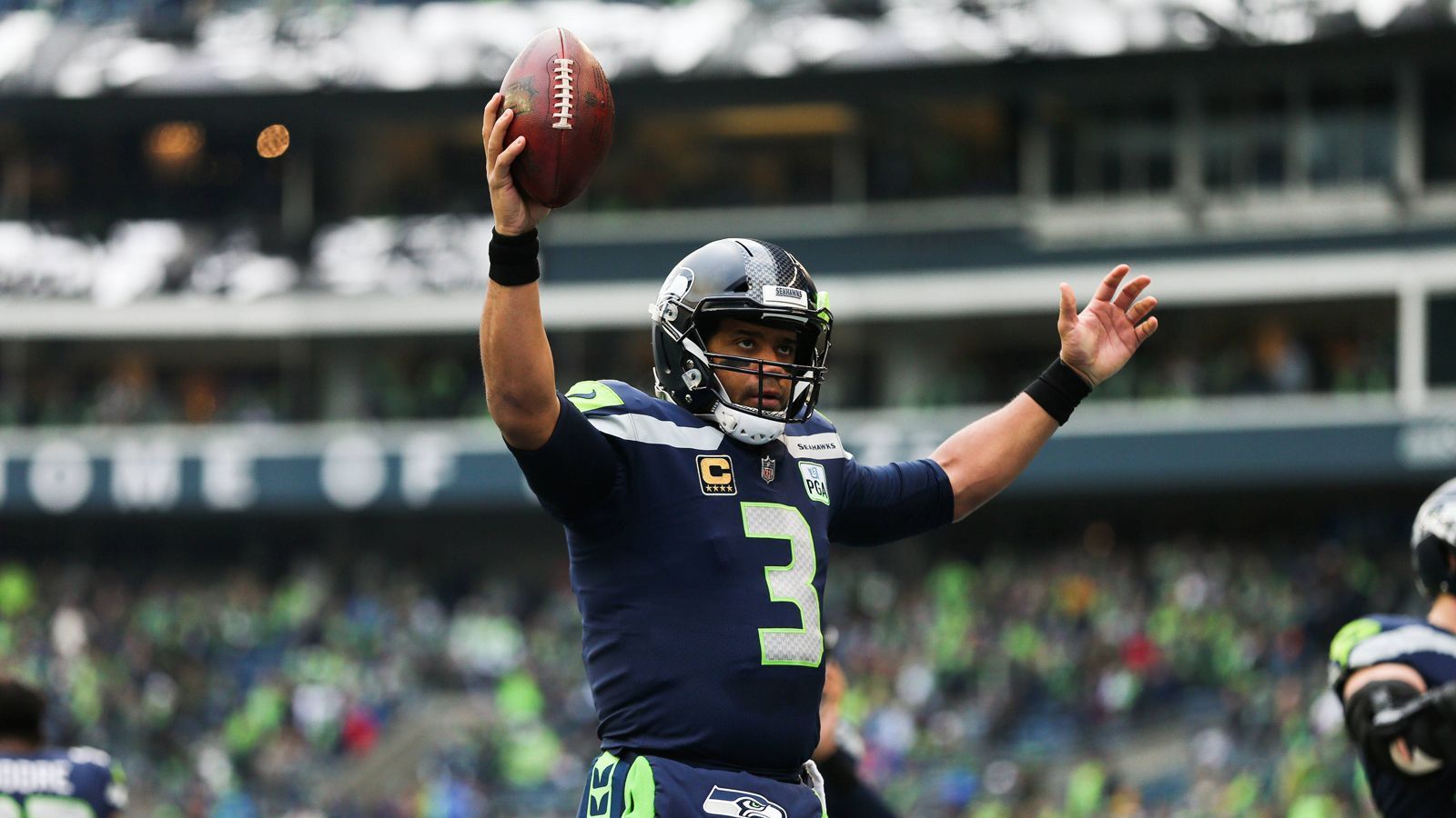 
                <strong>Vertragsverlängerung von Russell Wilson</strong><br>
                Der größte Deal der Offseason: Quarterback und Franchise-Spieler Russell Wilson hat seinen Vertrag um weitere vier Jahre und 140 Millionen Dollar verlängert. Der Spielmacher hat damit sämtliche Trade- und Abschieds-Gerüchte beendet und sich zu den Hawks bekannt. Dafür wird er allerdings auch fürstlich entlohnt. Kritische Stimmen verwiesen auf die Topverdiener unter den Quarterbacks der letzten Saison (Rodgers, Ryan, Garoppolo, Stafford, Carr) und befürchten, dass sich die Seahawks durch Wilsons hohen Cap Hit nur schwächen. 
              