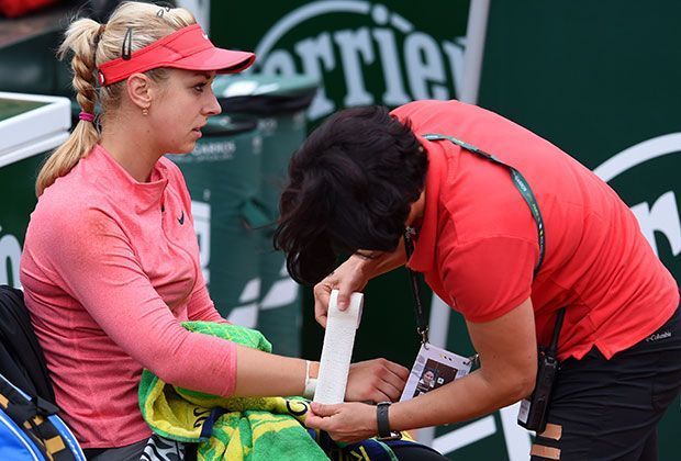 
                <strong>French Open</strong><br>
                In Roland Garros zwingt Lisicki im Zweitrunden-Match gegen Mona Barthel eine Handgelenksverletzung zur Aufgabe. Ein bitterer Moment für die Berlinerin, auch wenn sie schon mit 1:6 und 0:3 hinten liegt.
              