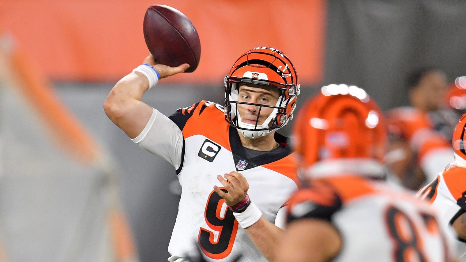 
                <strong>Joe Burrow (Cincinnati Bengals)</strong><br>
                Viele Experten und Fans hat dabei der Drive im letzten Viertel gefallen. In 16 Spielzügen führte Burrow sein Team bis in die Endzone, in der er 48 Sekunden vor Spielende Wide Receiver Tyler Boyd fand. Zwar reichte die Zeit nicht mehr zum Comeback-Sieg, dennoch gab es danach zahlreiche Stimmen, die meinten, dass Burrow der beste Quarterback auf dem Feld war. Bei allem Hype um seine Person sollte aber nicht vergessen werden: Sein Wert von 5,2 Yards pro Passversuch ist sehr gering. Den Arm für Big Plays hat er und somit dürfte es nur eine Frage der Zeit, bis sich diese Zahl erhöht.
              