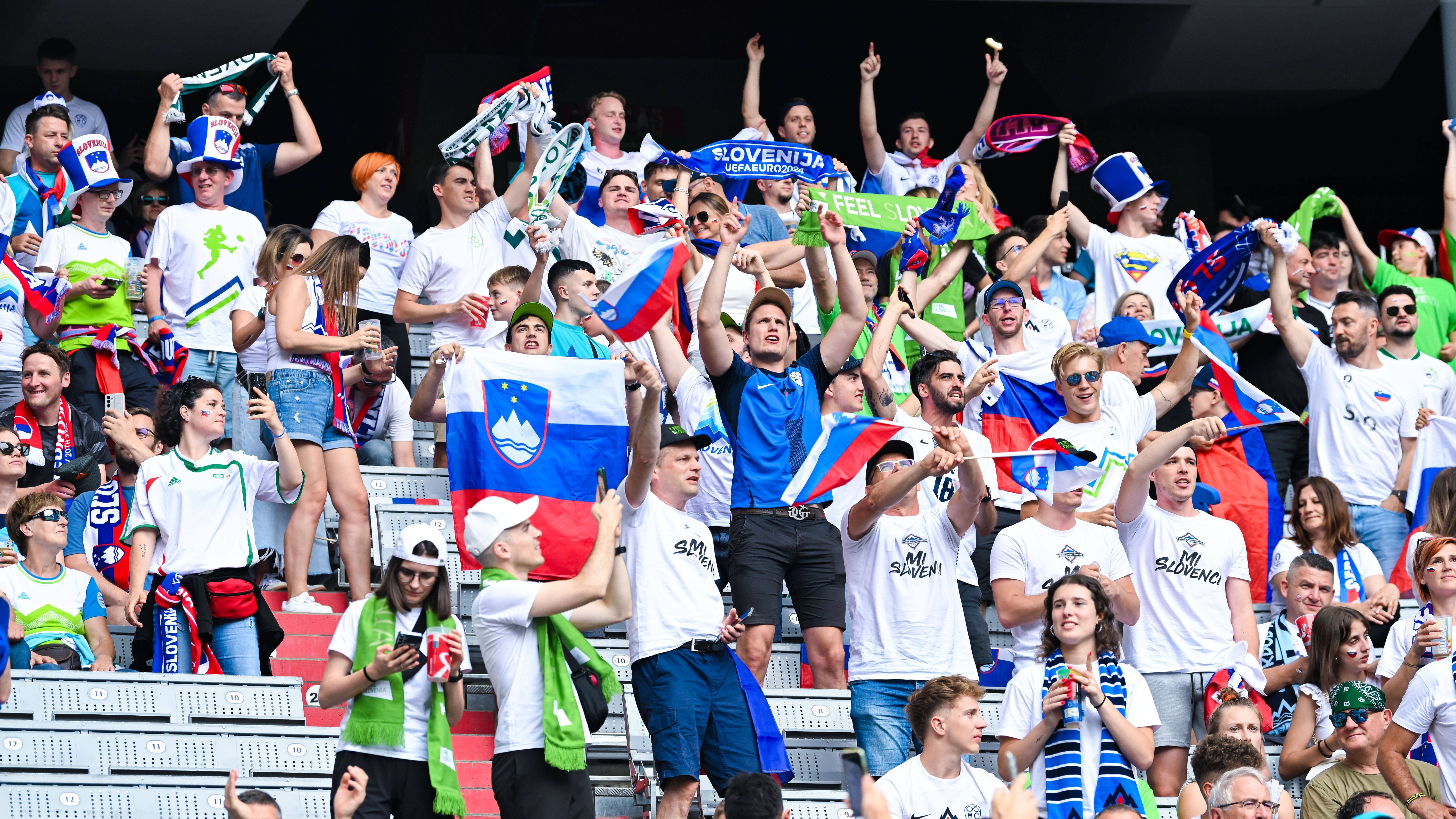 <strong>Slowenische Fans warten auf ihre EM-Helden</strong><br>Natürlich haben sich auch die slowenischen Fans frühzeitig in der Arena eingefunden, um mächtig Stimmung zu machen. Immerhin ist ihr Team erst zum zweiten Mal in der EM-Geschichte vertreten und jedes Spiel ein besonderes.