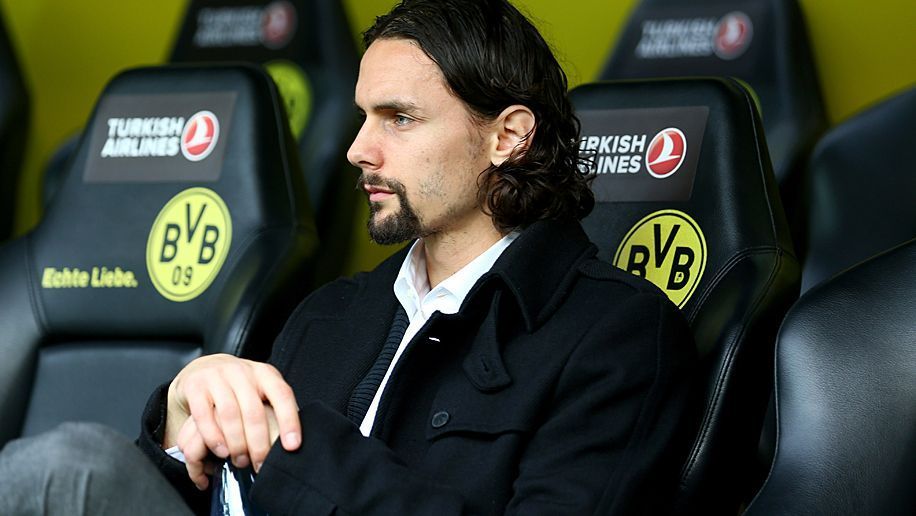 
                <strong>Neven Subotic (Borussia Dortmund)</strong><br>
                2013 spielte Neven Subotic noch im Champions-League-Finale. Drei Jahre später steht er beim BVB auf dem Abstellgleis. Im 25-Mann-Kader ist für ihn kein Platz. Wegen einer Thrombose im linken Arm fällt Subotic zwar ohnehin lange aus, doch im Dezember will er wieder auf dem Platz stehen. Für Thomas Tuchel ist der Serbe offensichtlich dennoch keine Option.
              