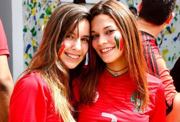 
                <strong>Verrückt, sexy, skurril: Fans in Brasilien</strong><br>
                Die portugiesischen Fans haben nur vor dem Anpfiff etwas zu lachen. Punkte müssen die Iberer in den anderen Gruppenspielen sammeln.
              