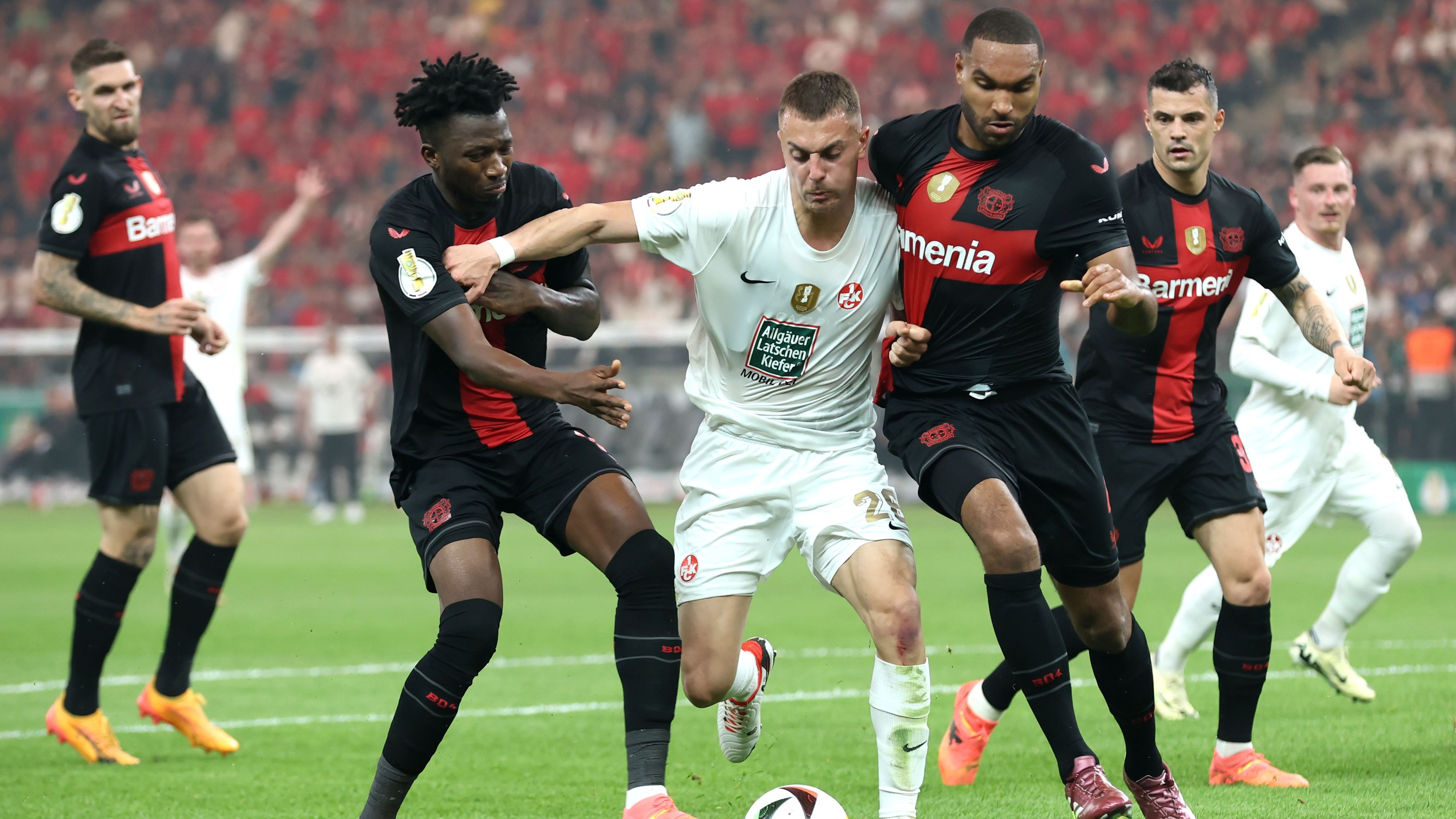 <strong>DFB-Pokalfinale: Noten und Einzelkritiken beider Teams</strong><br>Bayer 04 Leverkusen triumphiert im Pokalfinale gegen den 1. FC Kaiserslautern und bringt ein 1:0 in Unterzahl über die Linie. Die Noten und Einzelkritiken beider Teams.