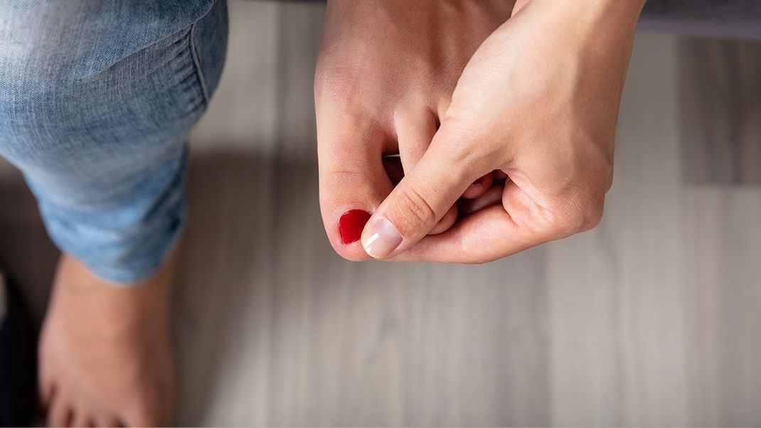 Medizinischer Nagellack, Tabletten aber auch Hausmittel - hier findet ihr eine Liste an Methoden, die wirklich gegen Nagelpilz helfen.