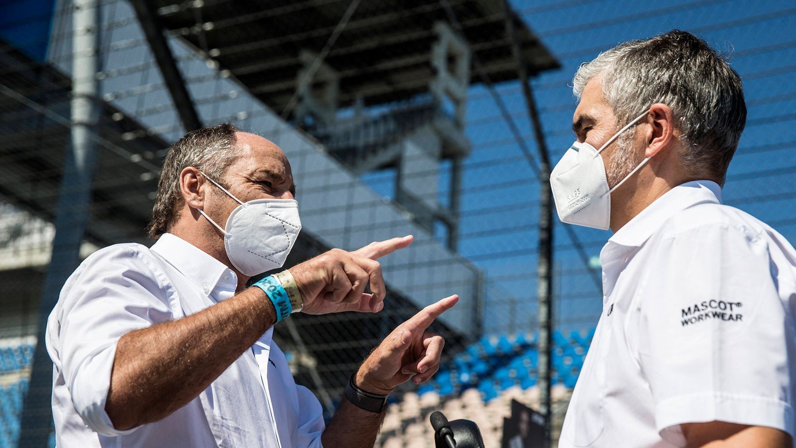 
                <strong>Zukunft weiter offen</strong><br>
                Nach dem Ausstieg von Audi ist die Zukunft der DTM schon länger offen. Die Gespräche zwischen DTM-Chef Gerhard Berger, Audi und BMW laufen weiterhin. Und so lange gibt es auch Hoffnung, dass es weitergeht, wenn auch nicht mehr in der gleichen Form (sprich: Autos) wie aktuell. Am Lausitzring haben sich die beiden Motorsportchefs Jens Marquardt (BMW) und Dieter Gass (Audi) in SAT.1 geäußert.
              