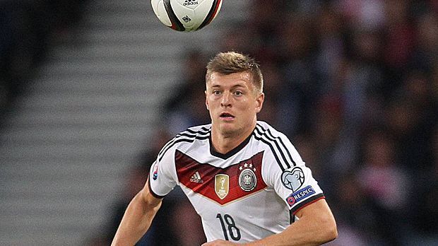 
                <strong>Toni Kroos</strong><br>
                DEFENSIVES MITTELFELD: Der zweite Sechser ist Toni Kroos. Der zentrale Mittelfeldspieler von Real Madrid spielt meistens nicht sonderlich spektakulär, aber extrem zuverlässig. Deshalb ist er gesetzt.
              