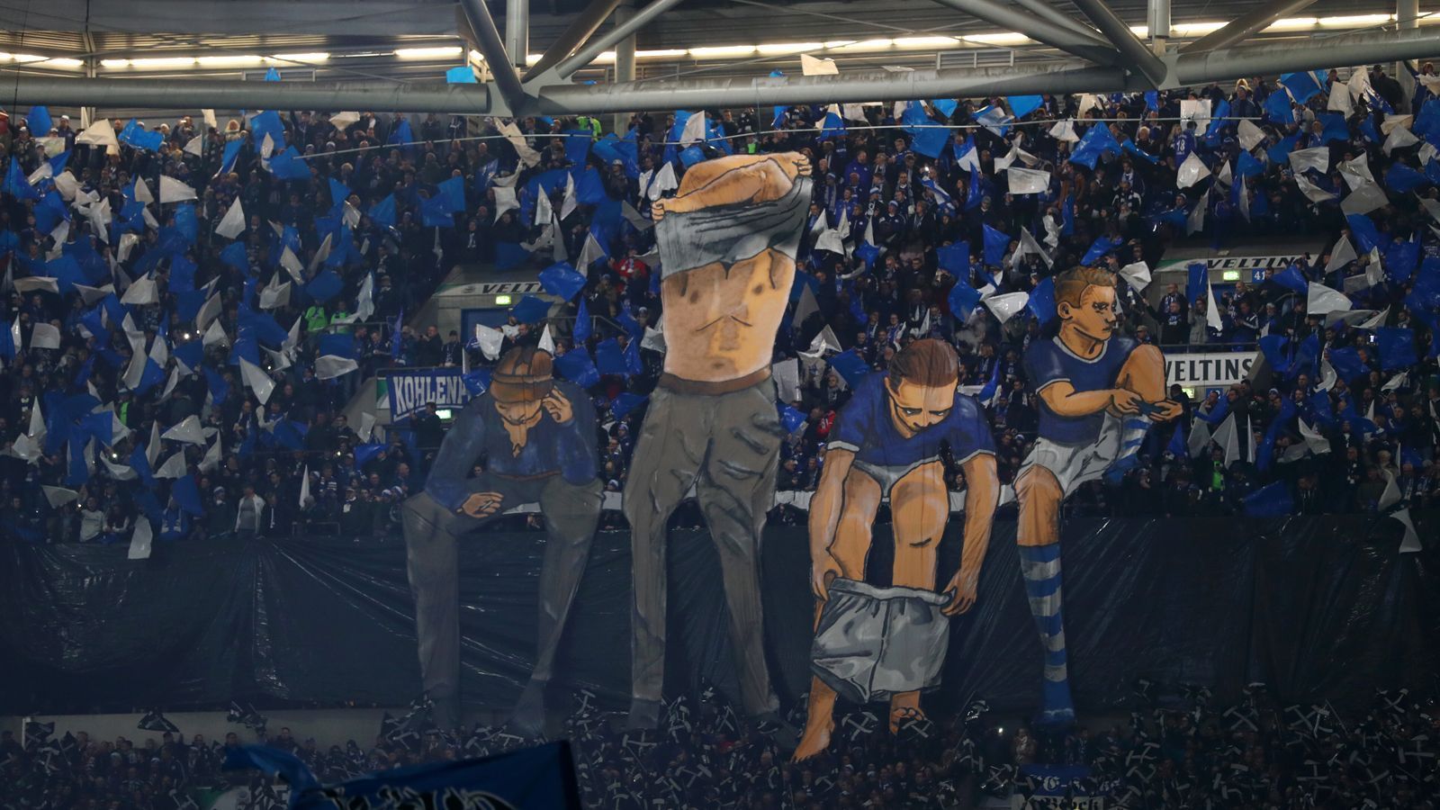 
                <strong>5. Schalke-Fans verabschieden den Bergbau</strong><br>
                Sportlich läuft der FC Schalke 04 aktuell hinter den Erwartungen her, doch die Fans sorgen für Gänsehaut. Mit einer emotionalen Choreografie verabschiedeten sich die Anhänger des Klubs vor dem Spiel gegen Bayer Leverkusen am 16. Spieltag vom Bergbau. Tausende sangen in der Veltins-Arena sieben Strophen des Steigerlieds, einem der bekanntesten Bergsteiger-Volkslieder in Deutschland. Die Aktion zeigt einmal mehr, wie traditionsbewusst die Schalker Fans sind - und dass Fans nicht sinnbildlich für Krawalle, Ausschreitungen und Pyrotechnik stehen müssen und sollen.
              