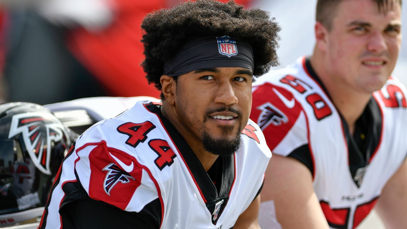 
                <strong>Vic Beasley (Linebacker, Vegas Vipers) </strong><br>
                Outside Linebacker Vic Beasley verstärkt in der XFL-Saison 2023 die Vegas Vipers. Der 30-Jährige hat insgesamt sechs Jahre NFL-Erfahrung und stand von 2015 bis 2020 für drei verschiedene Teams auf dem Feld. Seine erfolgreichste Zeit hatte Beasley zwischen 2015 und 2019 bei den Atlanta Falcons: In 60 Spielen gelangen dem Erstrunden-Pick des Draft 2015 insgesamt 37,5 Sacks, 37 Tackles for Loss und 46 Quarterback-Hits. 2016 wurde er zudem Pro Bowler. Nachdem er sich 2020 mit den Tennessee Titans auf einen Ein-Jahres-Vertrag geeinigt hatte, wurde er nach dem achten Spieltag entlassen. Nur wenig später nahmen ihn Las Vegas Raiders in ihr Practice Squad auf.
              