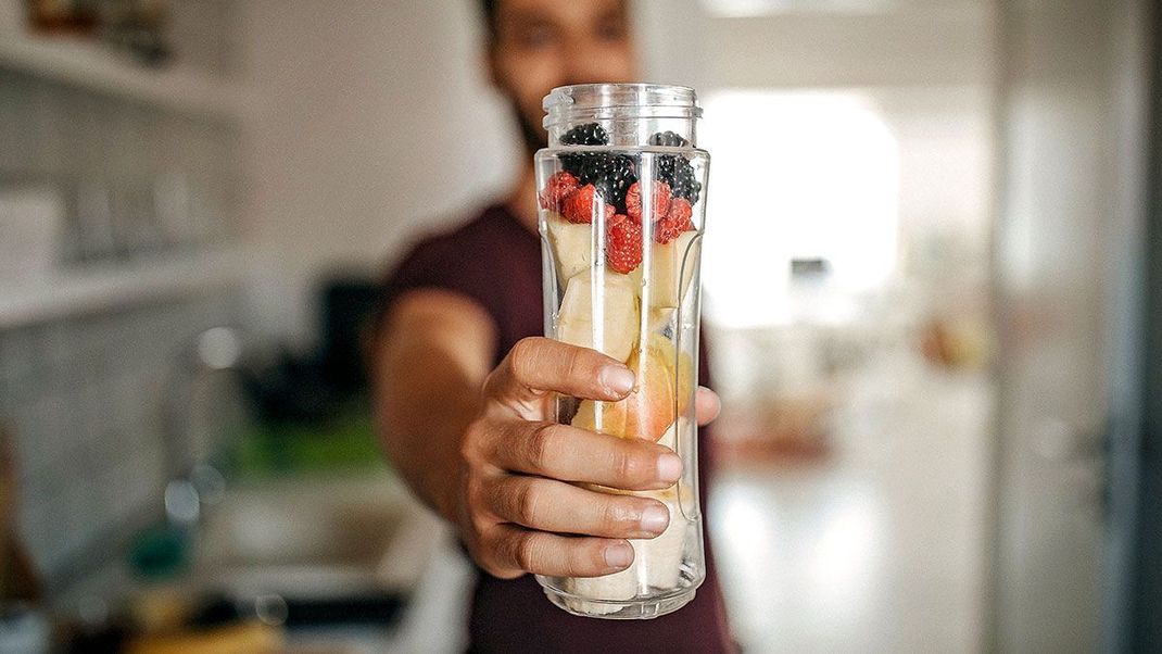 Zucker, Weißmehlprodukte und Alkohol begünstigen ein schlechtes Hautbild – eine ausgewogene Ernährung hingegen beugt Pickelchen, Akne und Co. vor.