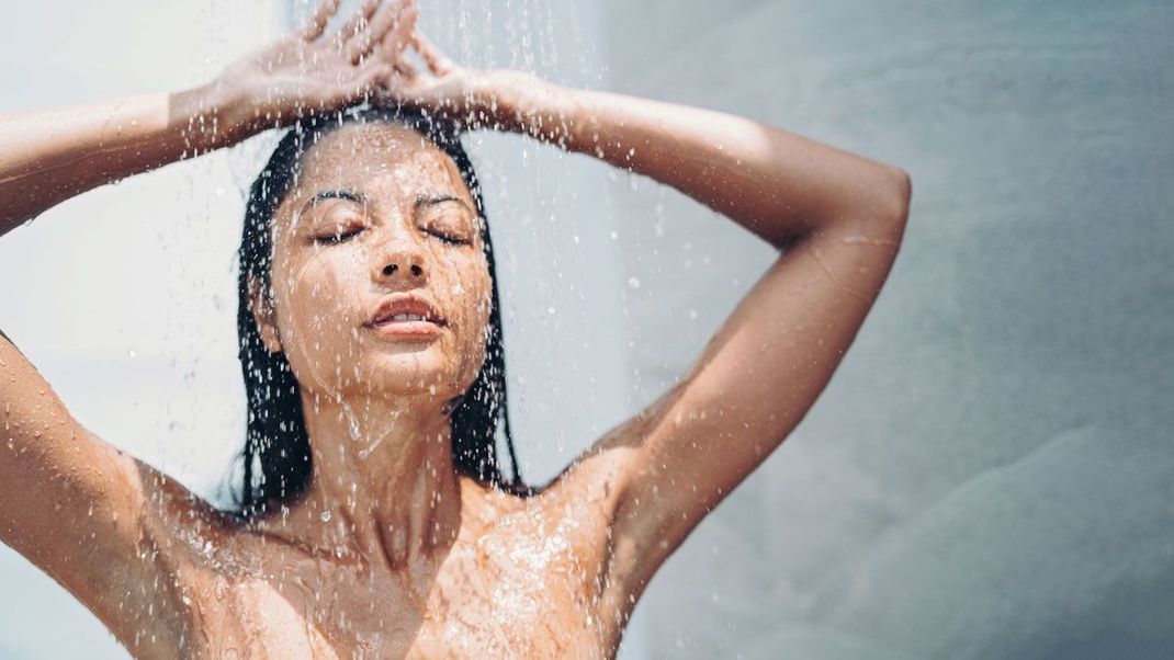 Kennt ihr euren Haartyp? Dies ist wichtig, dass ihr entsprechend eurer Haarstruktur die Haircare-Routine anpasst – zu oft Waschen kann tatsächlich schädlich sein für eure Haare.