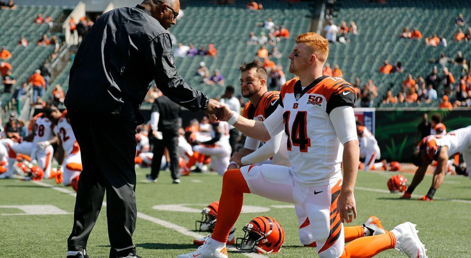 
                <strong>Flop 5: Quarterback-Rating</strong><br>
                Für Andy Dalton und die Cincinnati Bengals ist es ein Abend zum Vergessen. Die 0:20-Heimschmach bedeutet für die Truppe aus Ohio den ersten Saisonauftakt ohne Punkte seit 1979. Und eben Hauptschuldiger ist Dalton mit vier Interception und einem Passer-Rating von 28,4. Neben dem Passer-Rating - mit Bestwert 158,3 - erfasst ESPN seit 2006 auch ein Quarterback-Rating mit Bestwert 100. Hierbei schafft Dalton es unter die Top bzw. Flop 5.
              