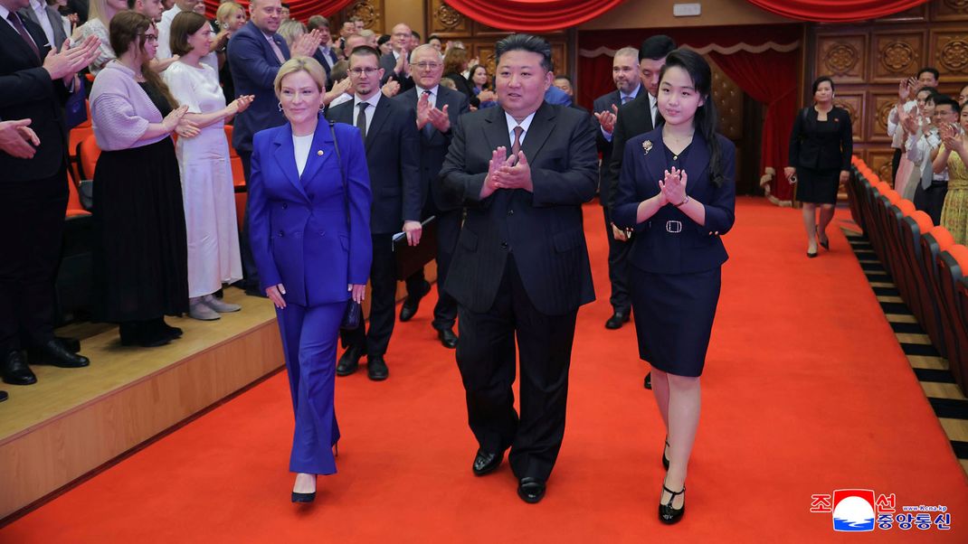 Nordkoreas Machthaber Kim mit seiner Tochter (rechts) und Russlands Kulturministerin Olga Ljubimowa