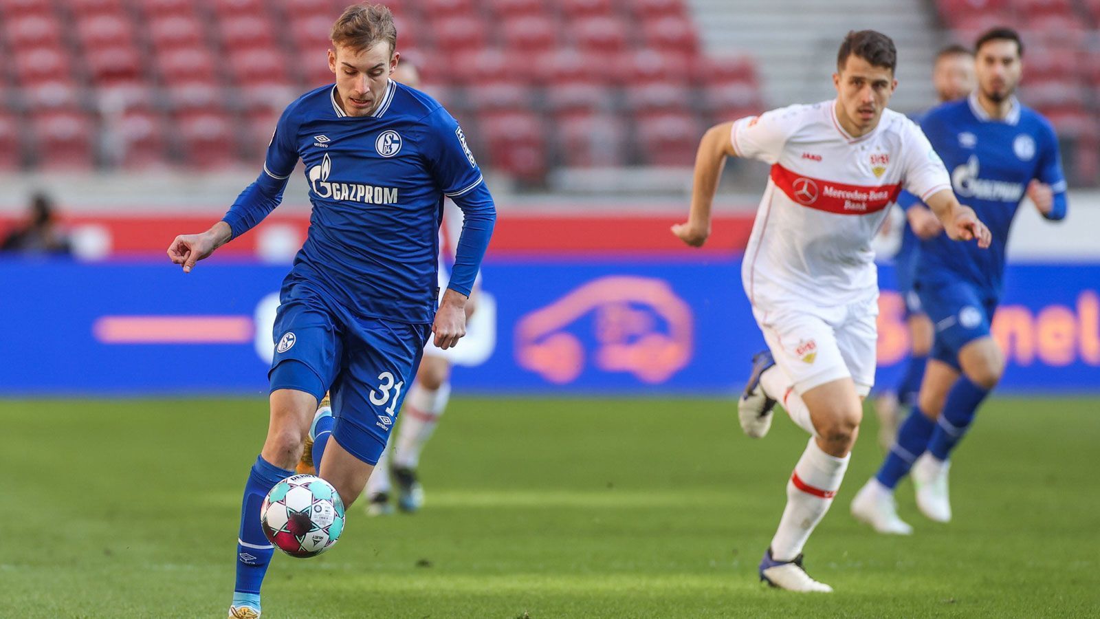 
                <strong>Timo Becker</strong><br>
                Beteiligt am 0:1, als er, wie aber viele andere, Endo komplett aus den Augen verliert. Seinen Offensivdrang der letzten Auftritte kann er dieses Mal nicht auf den Platz bringen. Hat aber Glück, dass die meisten Stuttgarter Angriffe über die andere Seite rollen. ran-Note: 4
              