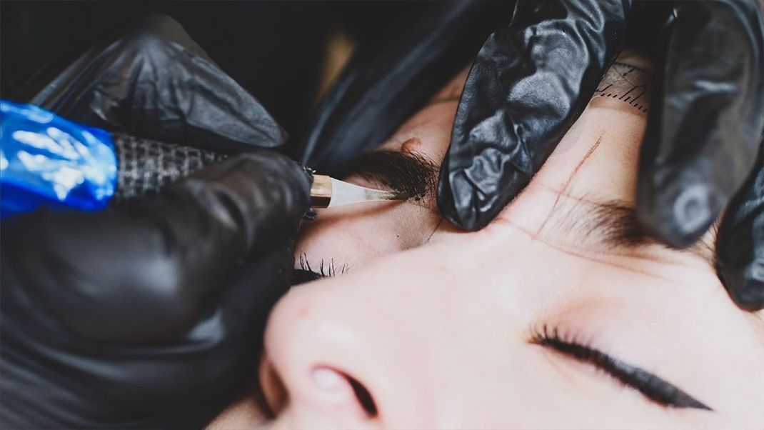 Microblading ist eine Art Permanent-Make-up – ein langanhaltendes Ergebnis mit perfekten Augenbrauen. Informiert euch, wie die Microblading-Behandlung genau abläuft!