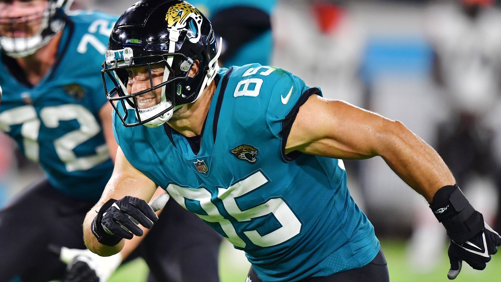 
                <strong>Verlierer: Tim Tebow als Tight End</strong><br>
                Das Tight-End-Experiment Tim Tebow bei den Jacksonville Jaguars ist spektakulär gescheitert: Seine einzige mögliche Reception im Preseason-Auftritt gegen die Cleveland Browns schnappte ihm Teamkollege Tavon Austin vor der Nase weg. Richtig bitter wurde es allerdings im Blocking Game – Kerngeschäft eines NFL-Tight-Ends. Ein halbherziger Blockversuch mit der Intensität einer Pusteblume wurde zum Instant-Meme. Am Ende wurde Tebow als einer der ersten Spieler überhaupt bei der erstbesten Möglichkeit von den Jags gecuttet. Unterhaltsam? Ja! Sportlich wertvoll? Leider nicht einmal für die hoffnungslosen Jaguars.
              