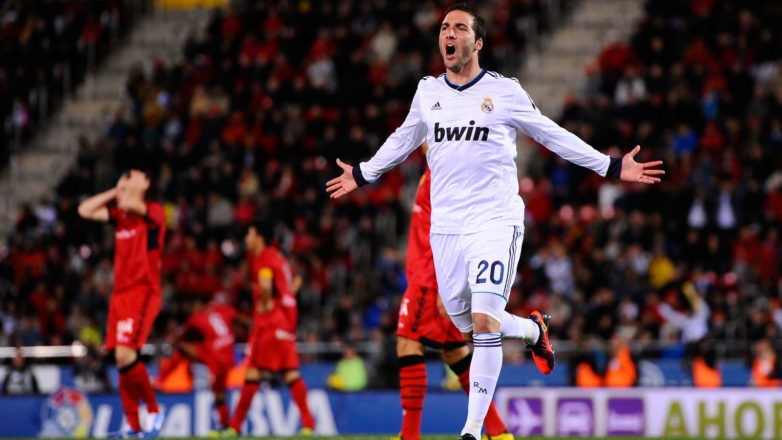 
                <strong>Platz 9: Gonzalo Higuain</strong><br>
                Ablösesumme: 39 Millionen Euro - Verkauf zur: SSC Neapel - Zeitpunkt des Transfers: Juli 2013
              