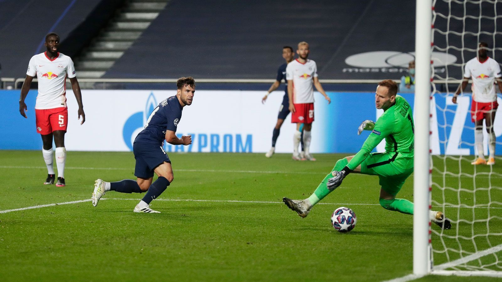 
                <strong>Juan Bernat</strong><br>
                Auf der linken Seite sehr bemüht, in der ersten Hälfte aber oft wirkungslos. Insgesamt solide, sticht hervor mit seinem etwas kuriosen Kopfballtreffer nach einem weiteren Leipziger Patzer in der 57. Minute. ran.de-Note: 3
              