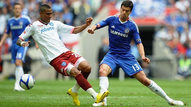 
                <strong>Boatengs Brutalo-Tritt gegen Ballack</strong><br>
                Boatengs Brutalo-Tritt gegen Ballack: Dieses Foul bedeutete für Michael Ballack das Aus bei seiner letzten WM. Es geschah im FA-Cup Finale 2010 zwischen Chelsea und Portsmouth. Schon ein paar Minuten vor dem Tritt geriet Kevin-Prince Boateng mit dem deutschen Capitano aneinander, dann das Foul. Chelseas Sieg dürfte Ballack wohl kaum gefreut haben. Obwohl sich Boateng entschuldigte - Freunde werden diese beiden Spieler wohl nicht mehr.
              