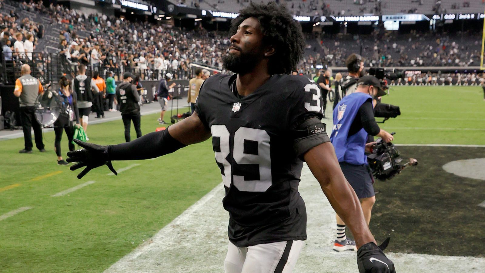 
                <strong>Platz 6: Las Vegas Raiders</strong><br>
                Im Fokus des Raiders-Draft stand kurz nach der Talenteziehung Erstrunden-Pick Alex Leatherwood. Der Offensive Lineman galt als "Reach", viele Experten erwarteten für Leatherwood eine Draft-Position in der zweiten Runde. Die Leistungen des gelernten Tackles bestätigten die Kritik, Leatherwood tat sich zu Saisonbeginn schwer und wurde schnell auf die Guard-Position gestellt. Dort erledigte er seinen Job in den vergangenen Wochen besser. Doch der Raiders-Draft war dennoch erfolgreich, denn mit Cornerback Nate Hobbs gelang Las Vegas in der fünften Runde ein Glücksgriff. Hobbs ist sowohl in Coverage als auch gegen den Lauf konstant gut und ließ in dieser Saison noch keinen Touchdown zu. Auch Safety Trevon Moehrig trägt seinen Anteil dazu bei, dass sich Las Vegas' Secondary deutlich verbessert hat. Der Safety hat schon fünf Pässe unterbunden und lässt in Man-Coverage fast nichts zu.
              