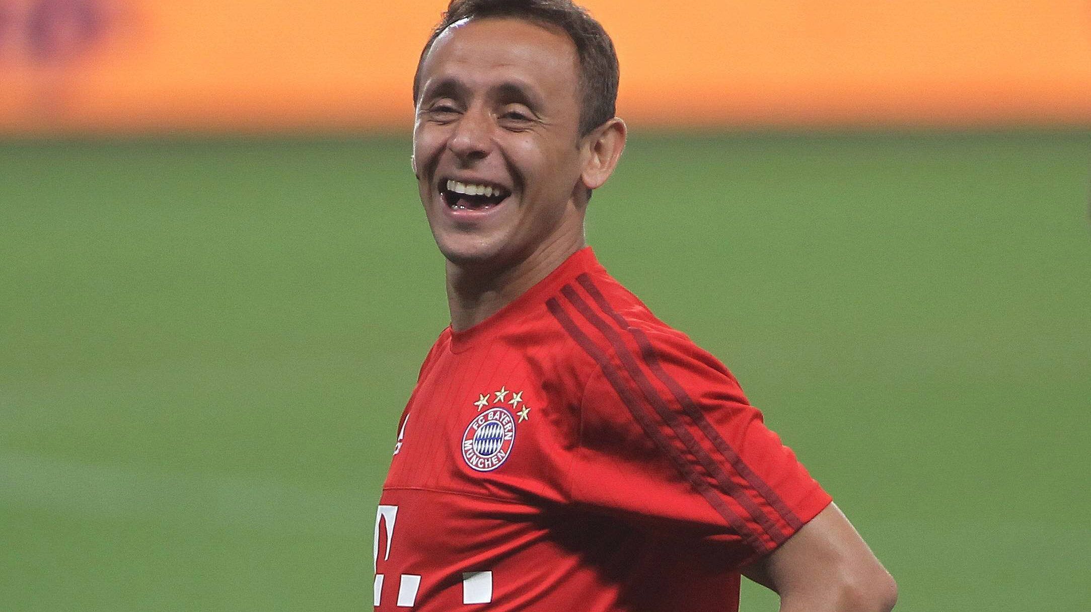 
                <strong>Rafinha (FC Bayern München)</strong><br>
                Er hat gut Lachen: Rafinha hat in Götzes Wunsch-Team einen festen Platz - als einziger FCB-Profi. "Mit ihm stimmt das Zusammenspiel, das ist eine gute Kombination", lobt Götze den Brasilianer.
              