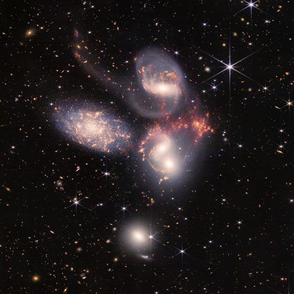 Das Foto der Galaxien-Gruppe "Stephans Quintett" beweist: Das James-Webb-Teleskop kann selbst durch dichten Staub, der die Galaxien umhüllt, detaillierte Aufnahmen erstellen. 