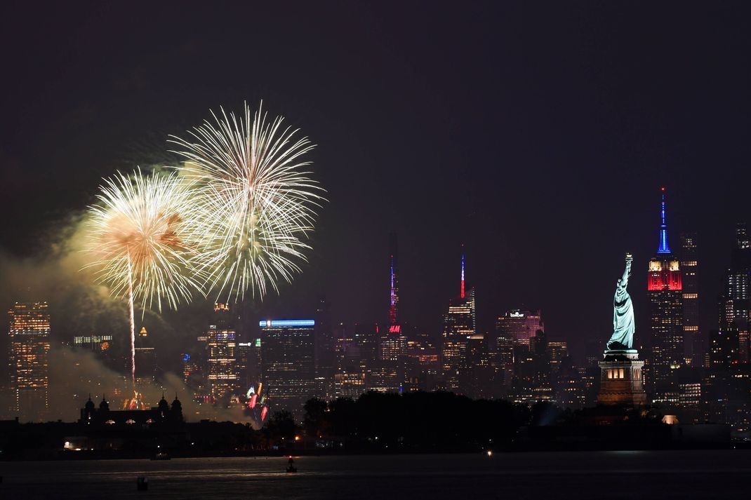 Die ikonische Freiheitsstatue im Vordergrund, die Skyline und das Feuerwerk im Hintergrund: New York City feiert Silvester. (Archivbild)