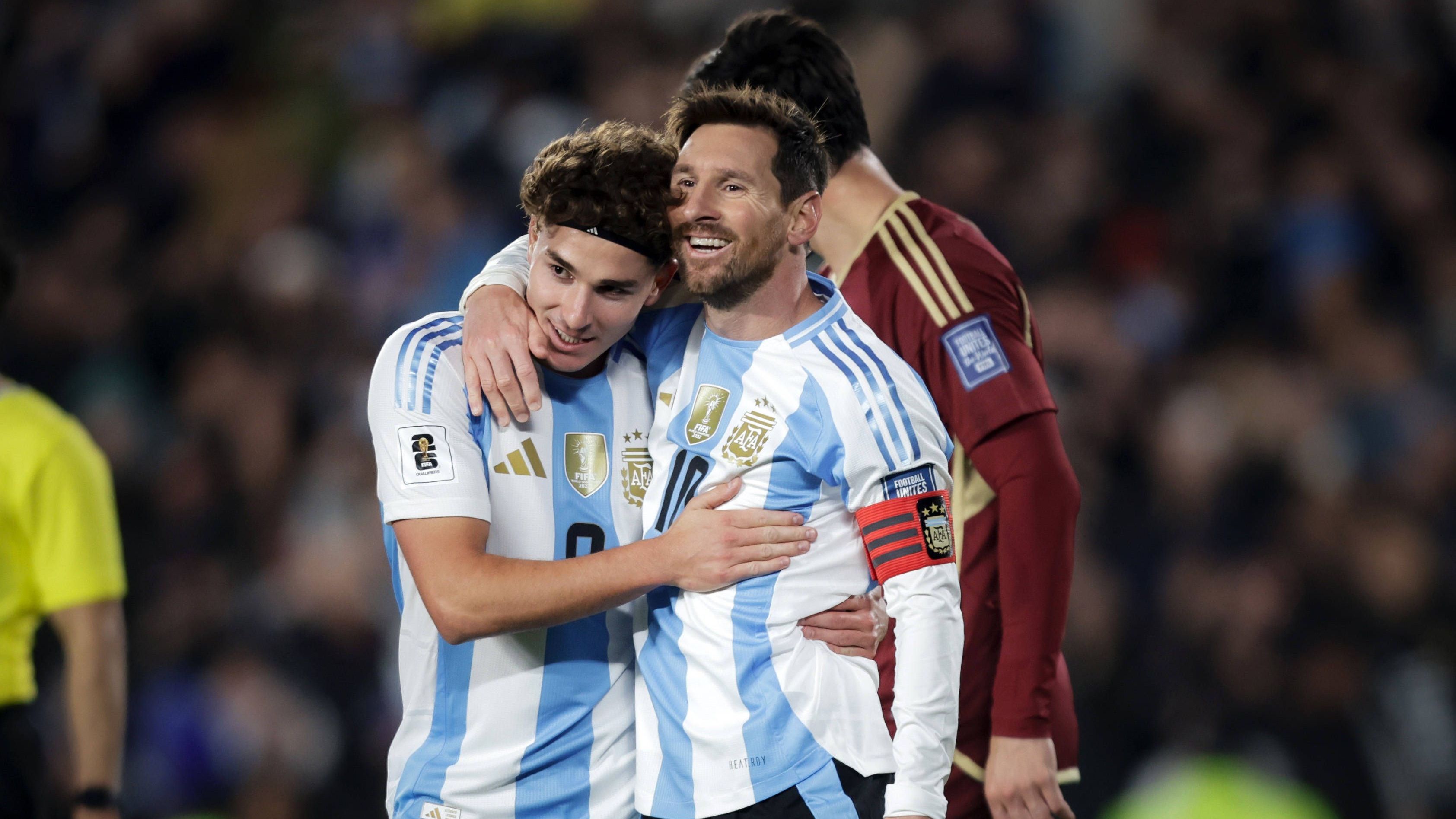 <strong>Julian Alvarez (Atletico Madrid)</strong><br>Laut dem Berater des 25-Jährigen bewundere er die spanischen Klubs "und weil er seit seiner Kindheit Fan von Leo Messi ist, glaube ich nicht, dass es viele Argentinier gibt, die nichts für den Barca empfinden.“ Atletico sieht seinen Stürmer allerdings als Aushängeschild des Klubs und hat aufgrund der Vertragssituation die Hoheit in den Verhandlungen.