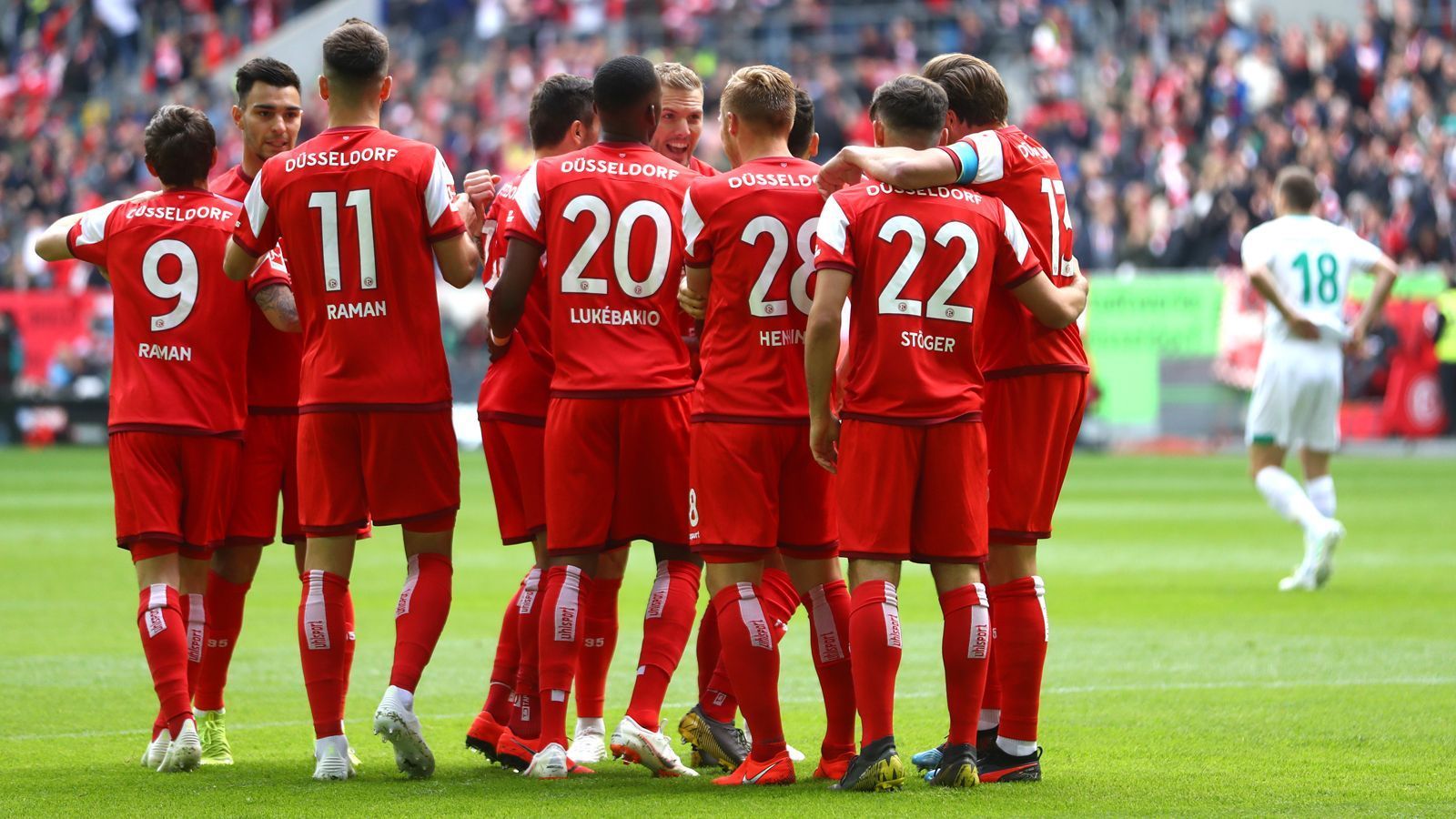 
                <strong>Fortuna Düsseldorf (2018/19)</strong><br>
                Wie man trotz eines miesen Saisonstarts und Platz 18 nach neun Spielen da unten wieder rauskommt, zeigte mit Fortuna Düsseldorf in der Saison 2018/19 ein Klub vor, der nur rund 50 Kilometer von Gelsenkirchen entfernt beheimatet ist. Unter Friedhelm Funkel lag die Fortuna im Herbst 2018 nach neun Spielen mit fünf Punkten am Tabellenende. Bis in den Dezember rein blieb es für die Rheinländer auch höchst brisant, dann folgte vom 15. bis zum 18. Spieltag eine Siegesserie, der unter anderem sogar Borussia Dortmund zum Opfer fiel (2:1 für Düsseldorf). Mit insgesamt acht Siegen in der Rückrunde rettete sich Fortuna Düsseldorf vorzeitig und beendete die Saison trotz holprigem Beginn mit 44 Punkten sogar noch auf Platz 10. In der darauffolgenden Saison musste Düsseldorf dann aber doch absteigen.
              