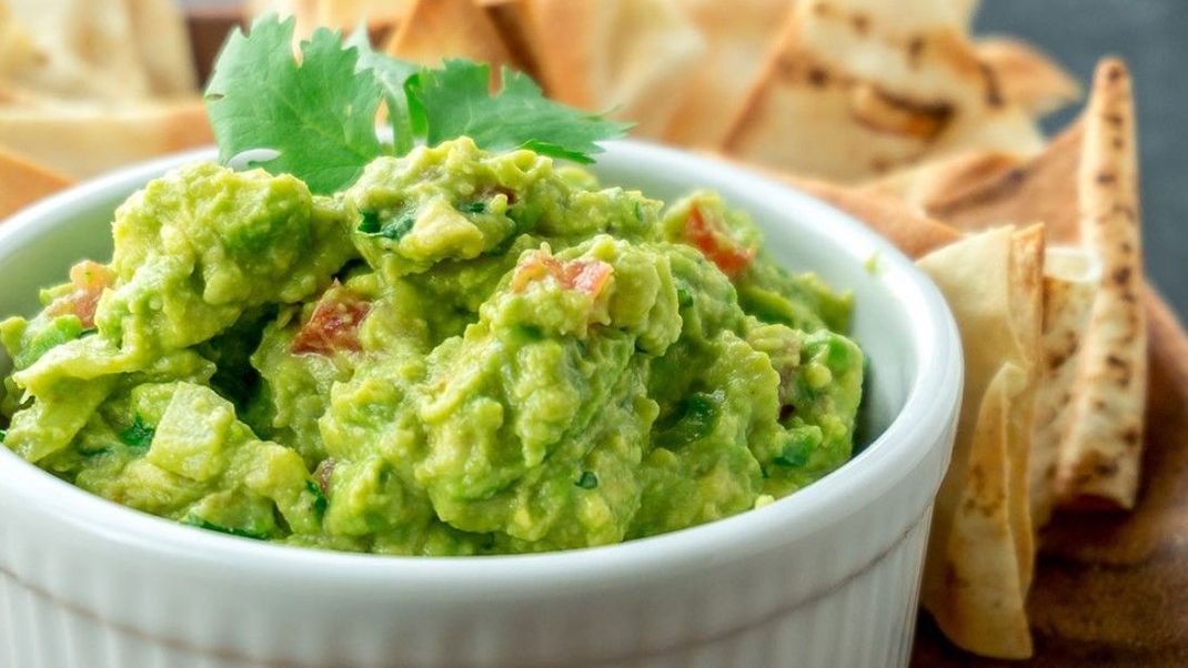 Guacamole ist der perfekte Dip für Nachos, schmeckt aber auch auf Brot super lecker.